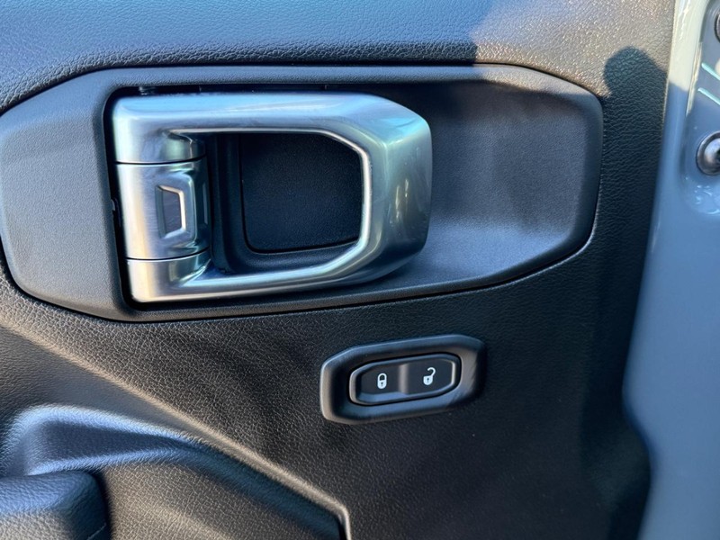 Jeep Wrangler Vehicle Full-screen Gallery Image 7