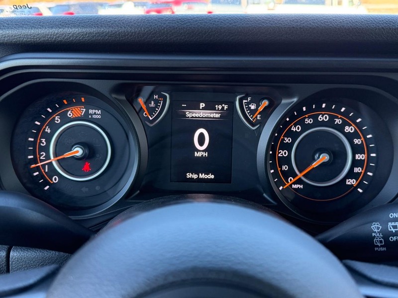 Jeep Wrangler Vehicle Full-screen Gallery Image 11