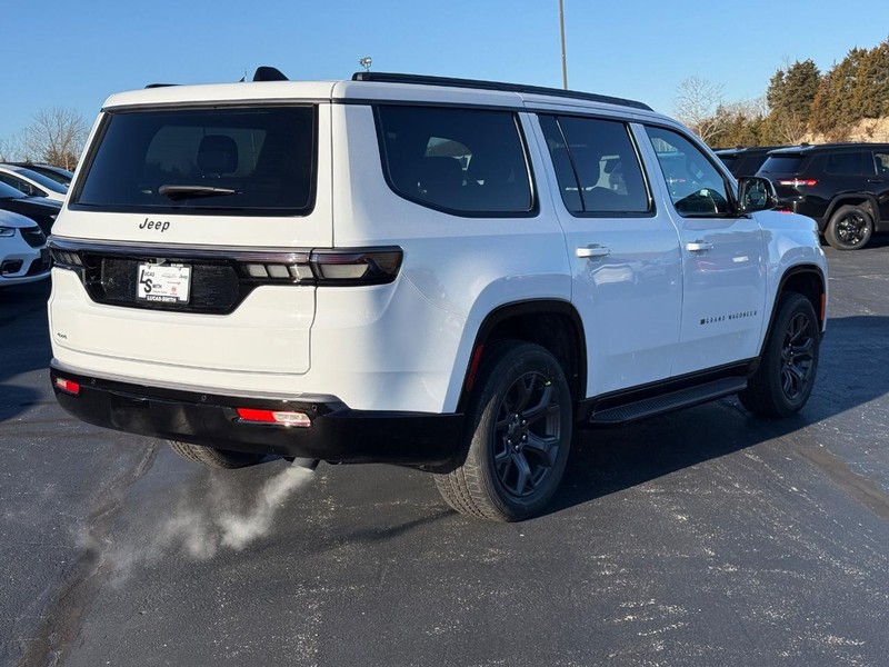 Jeep Grand Wagoneer Vehicle Full-screen Gallery Image 3