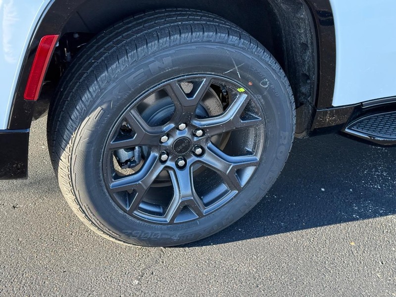 Jeep Grand Wagoneer Vehicle Full-screen Gallery Image 4