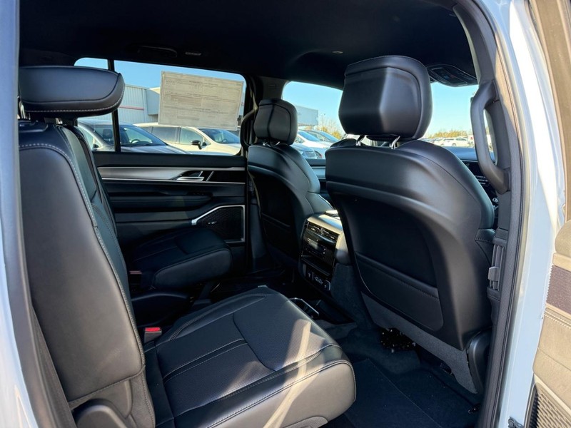 Jeep Grand Wagoneer Vehicle Full-screen Gallery Image 6