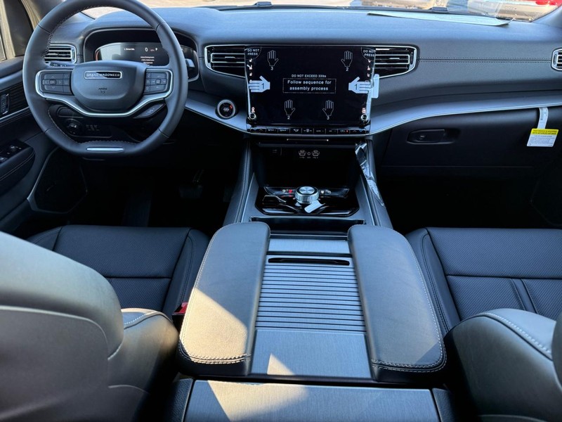 Jeep Grand Wagoneer Vehicle Full-screen Gallery Image 7