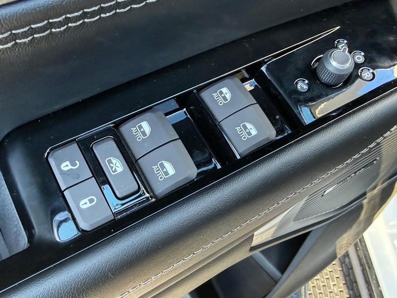 Jeep Grand Wagoneer Vehicle Full-screen Gallery Image 10