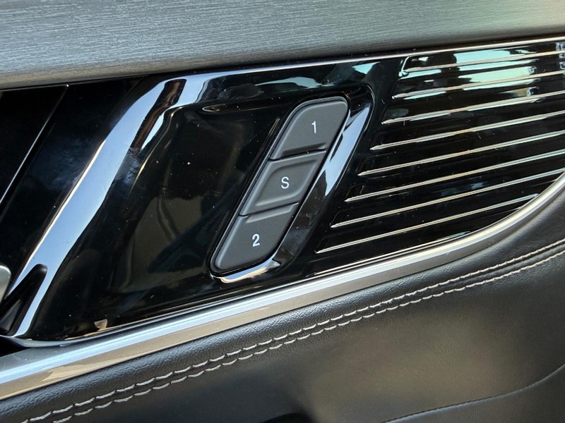 Jeep Grand Wagoneer Vehicle Full-screen Gallery Image 11