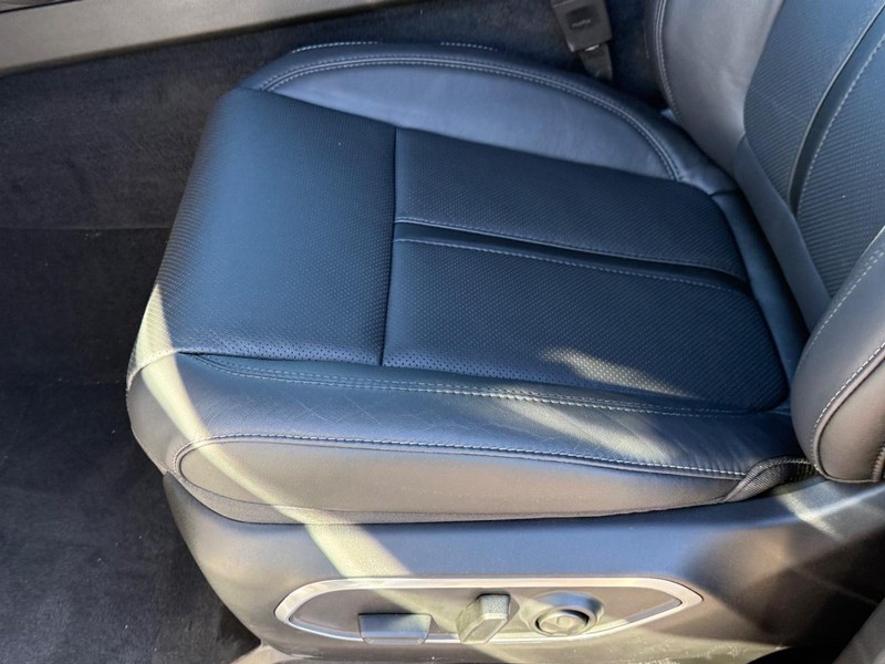 Jeep Grand Wagoneer Vehicle Full-screen Gallery Image 12