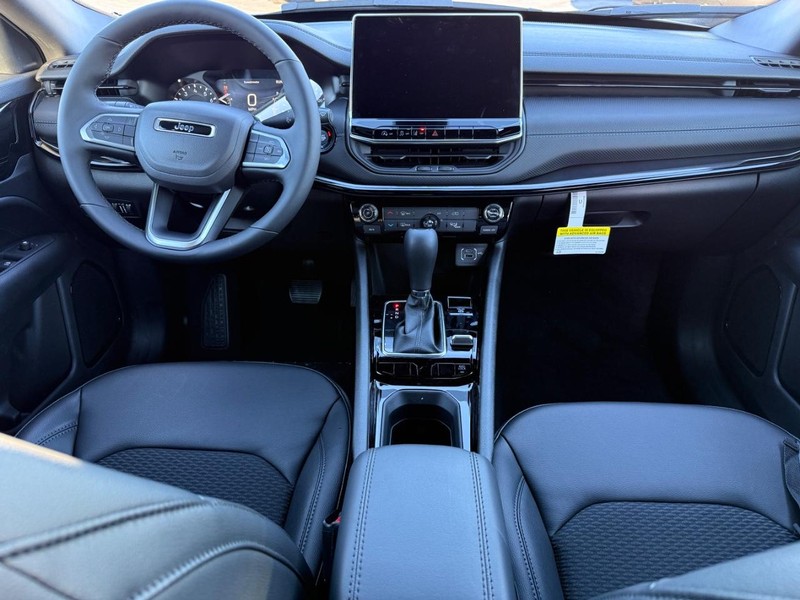 Jeep Compass Vehicle Full-screen Gallery Image 6