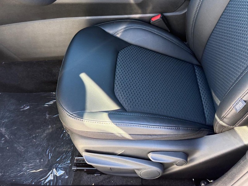 Jeep Compass Vehicle Full-screen Gallery Image 10