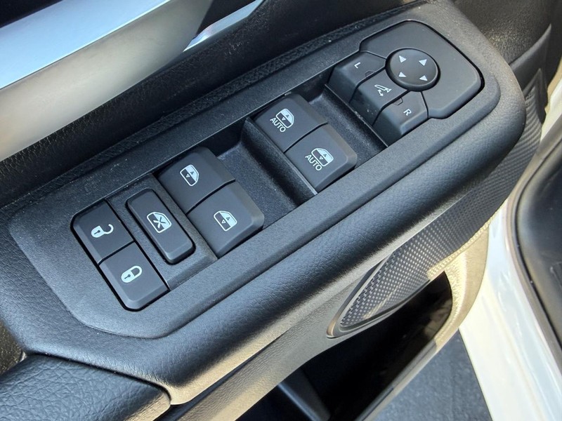 Ram 1500 Vehicle Full-screen Gallery Image 11