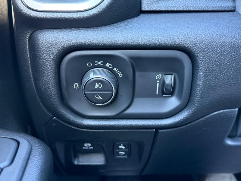 Ram 1500 Vehicle Full-screen Gallery Image 13