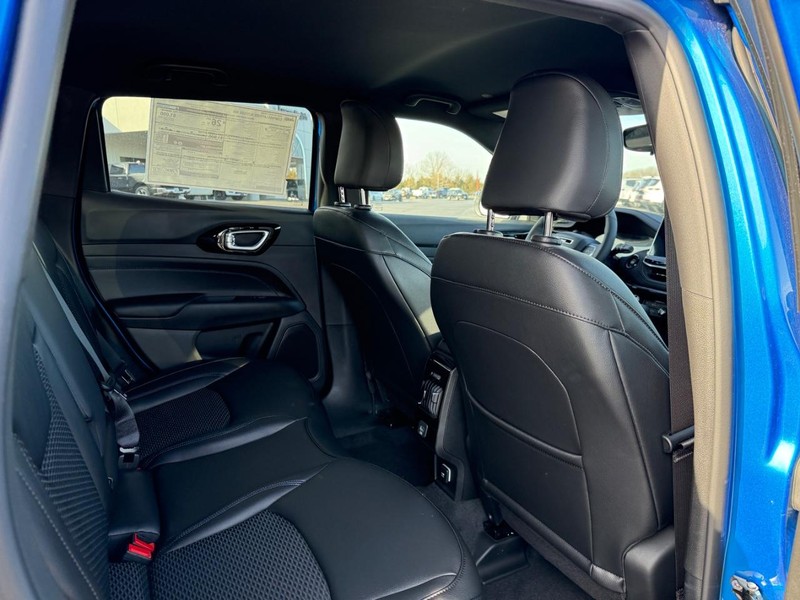 Jeep Compass Vehicle Full-screen Gallery Image 5