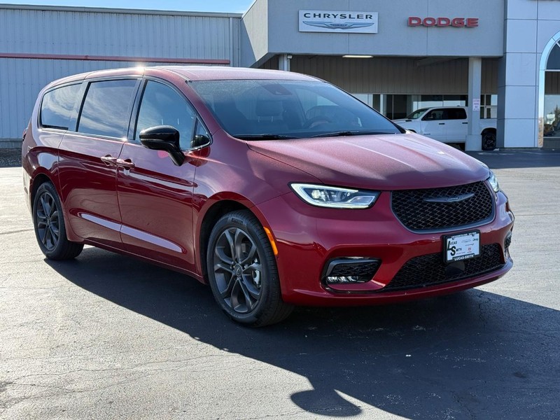 Chrysler Pacifica Vehicle Full-screen Gallery Image 2