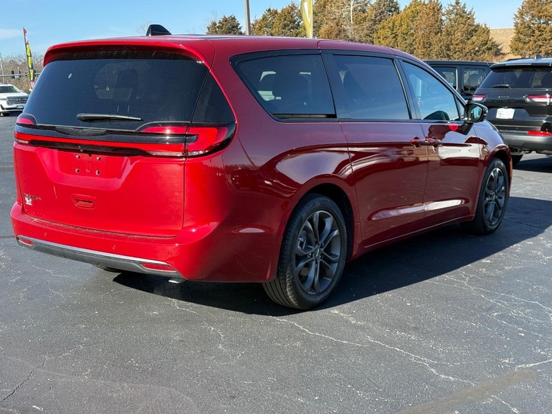 Chrysler Pacifica Vehicle Full-screen Gallery Image 3