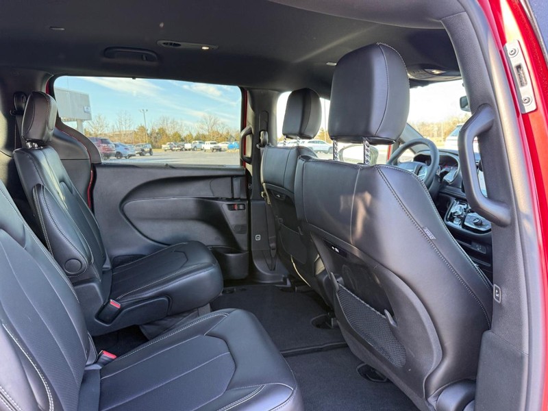 Chrysler Pacifica Vehicle Full-screen Gallery Image 6