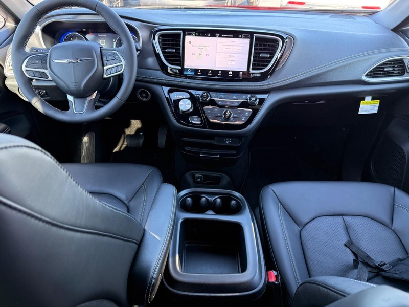 Chrysler Pacifica Vehicle Full-screen Gallery Image 7