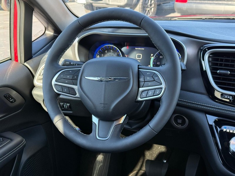 Chrysler Pacifica Vehicle Full-screen Gallery Image 8