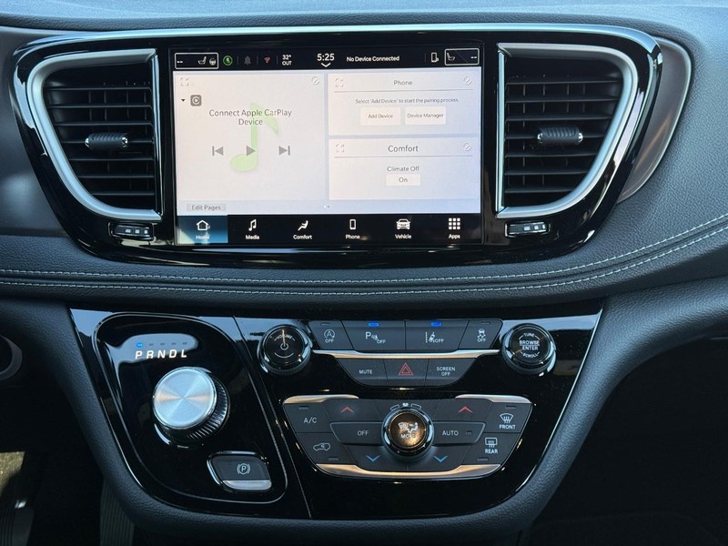 Chrysler Pacifica Vehicle Full-screen Gallery Image 9
