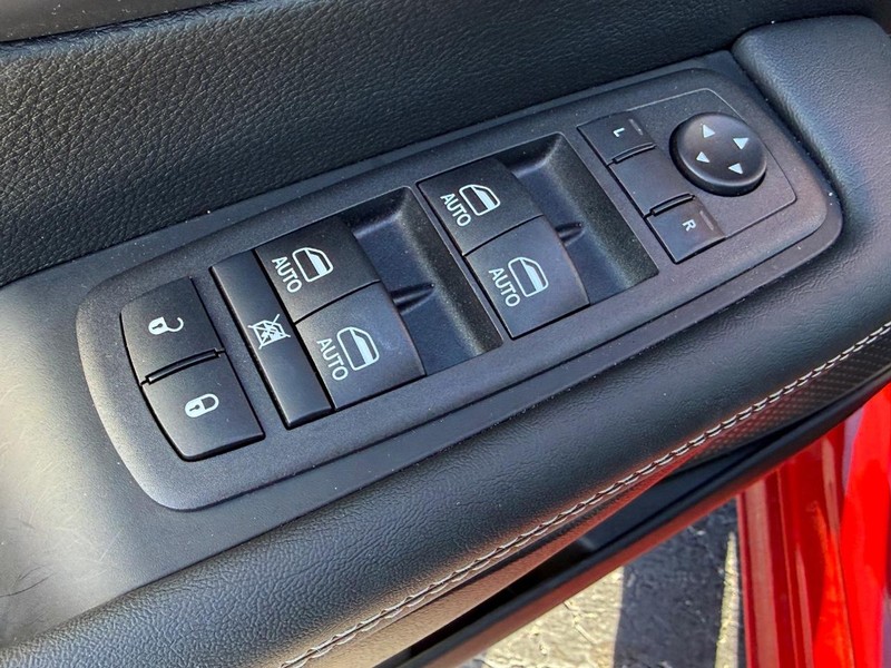 Chrysler Pacifica Vehicle Full-screen Gallery Image 10