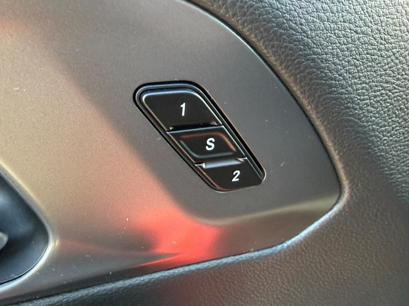 Chrysler Pacifica Vehicle Full-screen Gallery Image 11