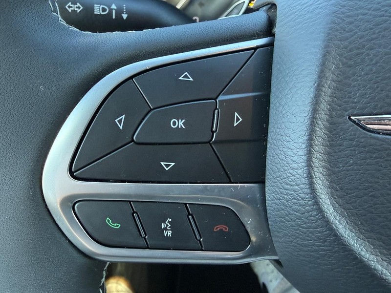 Chrysler Pacifica Vehicle Full-screen Gallery Image 13