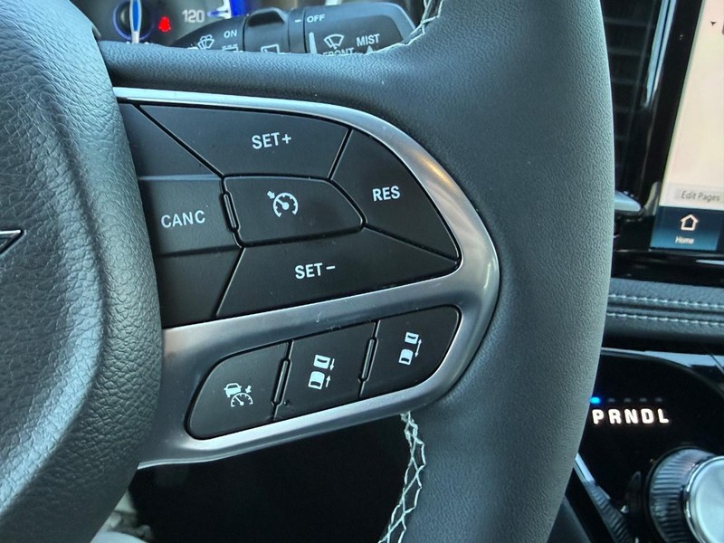 Chrysler Pacifica Vehicle Full-screen Gallery Image 14