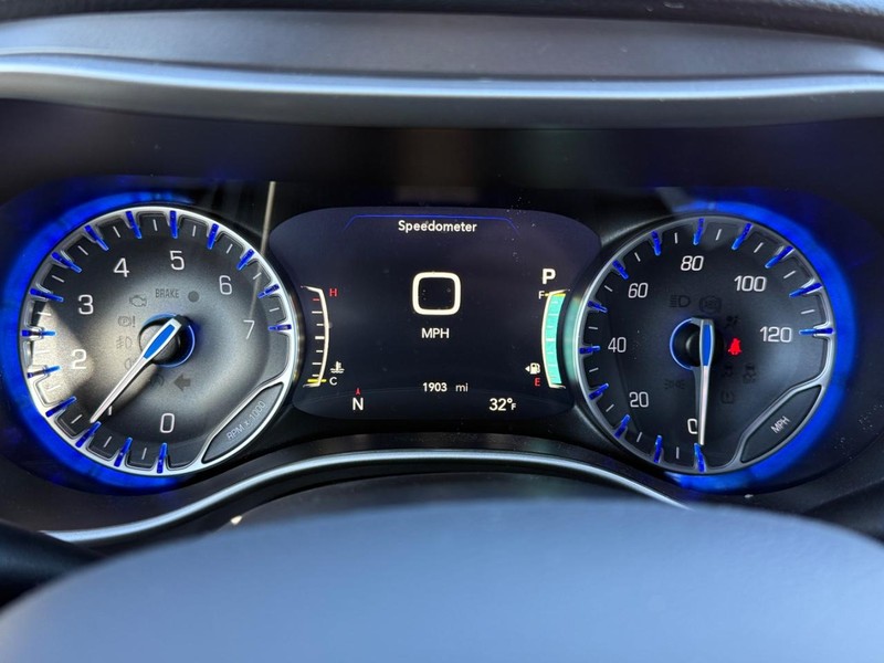 Chrysler Pacifica Vehicle Full-screen Gallery Image 15