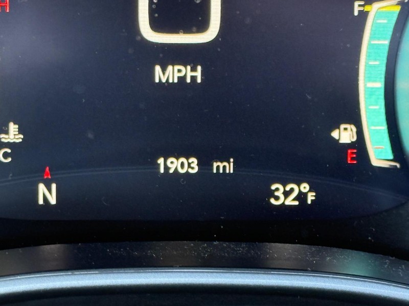 Chrysler Pacifica Vehicle Full-screen Gallery Image 16