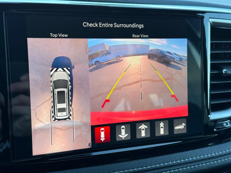 Chrysler Pacifica Vehicle Full-screen Gallery Image 17