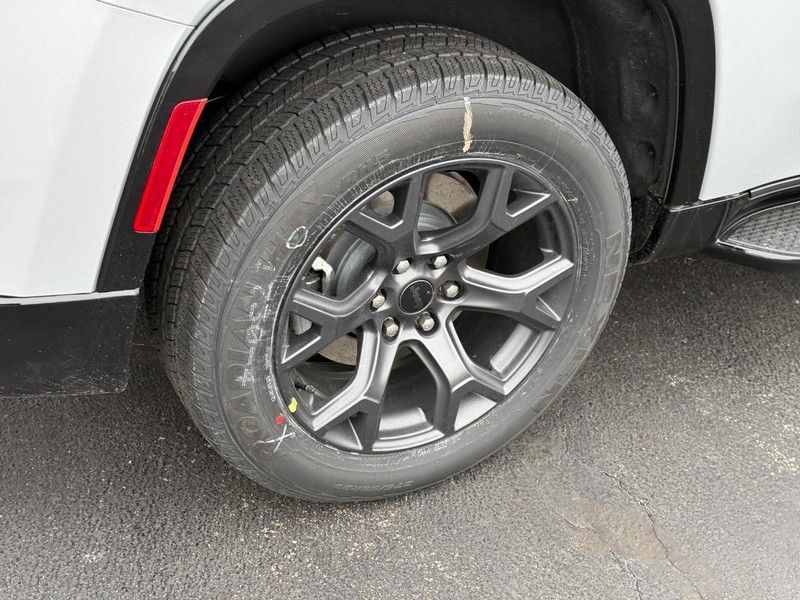 Jeep Grand Wagoneer Vehicle Full-screen Gallery Image 4