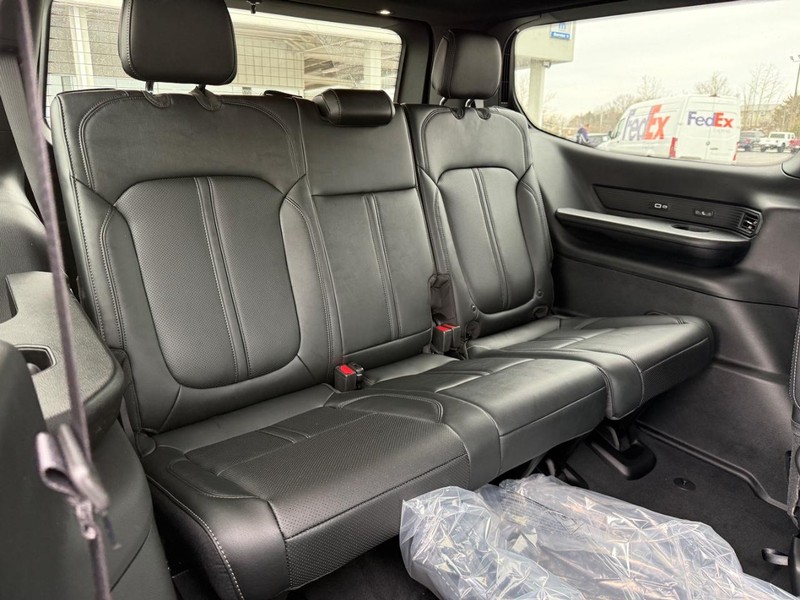 Jeep Grand Wagoneer Vehicle Full-screen Gallery Image 5