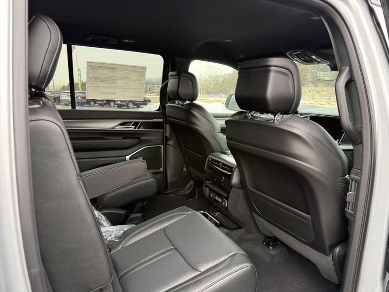 Jeep Grand Wagoneer Vehicle Full-screen Gallery Image 6