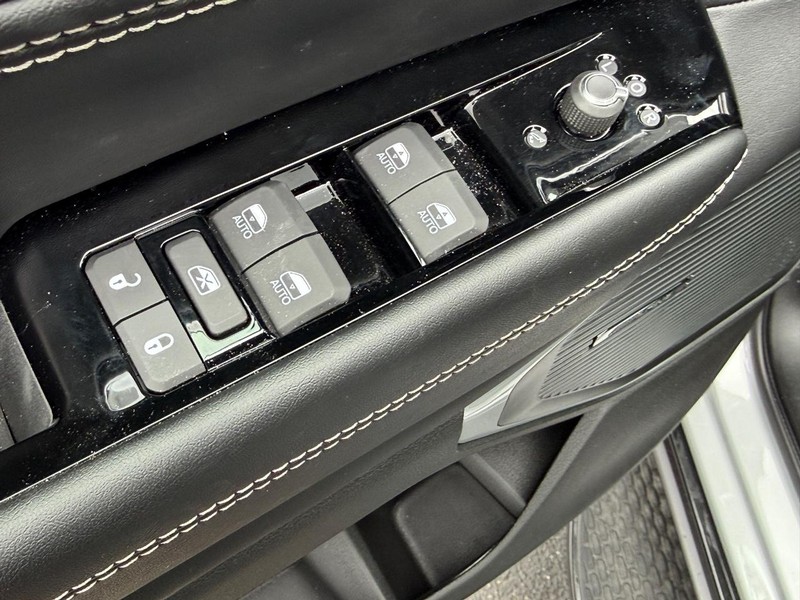 Jeep Grand Wagoneer Vehicle Full-screen Gallery Image 10