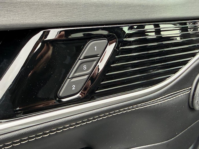 Jeep Grand Wagoneer Vehicle Full-screen Gallery Image 11