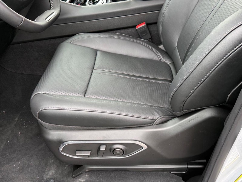 Jeep Grand Wagoneer Vehicle Full-screen Gallery Image 12