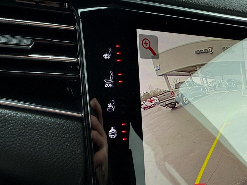 Jeep Grand Wagoneer Vehicle Full-screen Gallery Image 17