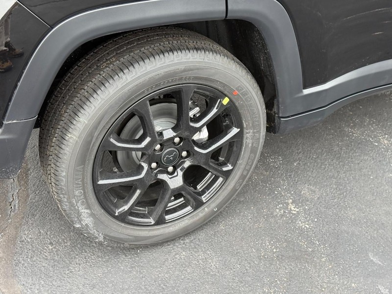 Jeep Compass Vehicle Full-screen Gallery Image 4