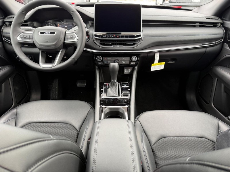 Jeep Compass Vehicle Full-screen Gallery Image 6