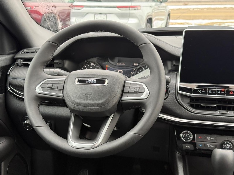 Jeep Compass Vehicle Full-screen Gallery Image 7