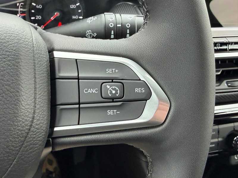 Jeep Compass Vehicle Full-screen Gallery Image 12