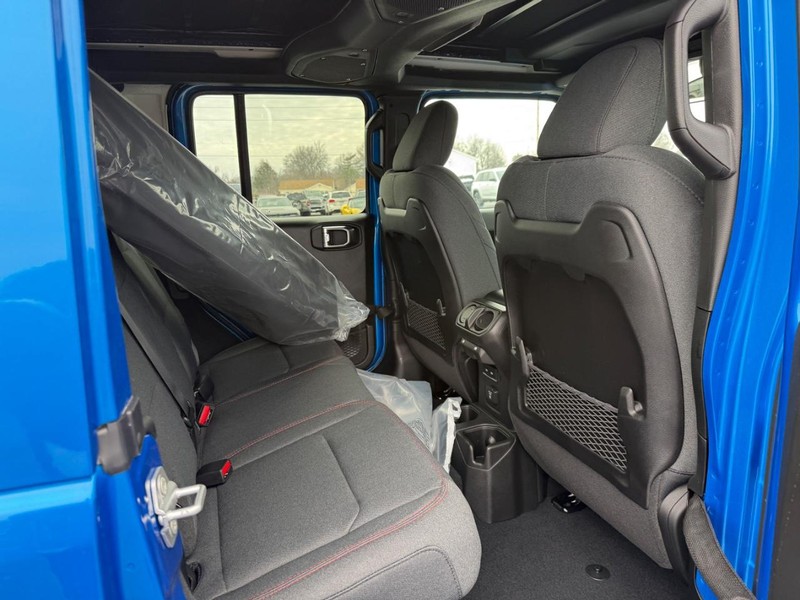 Jeep Wrangler Vehicle Full-screen Gallery Image 6