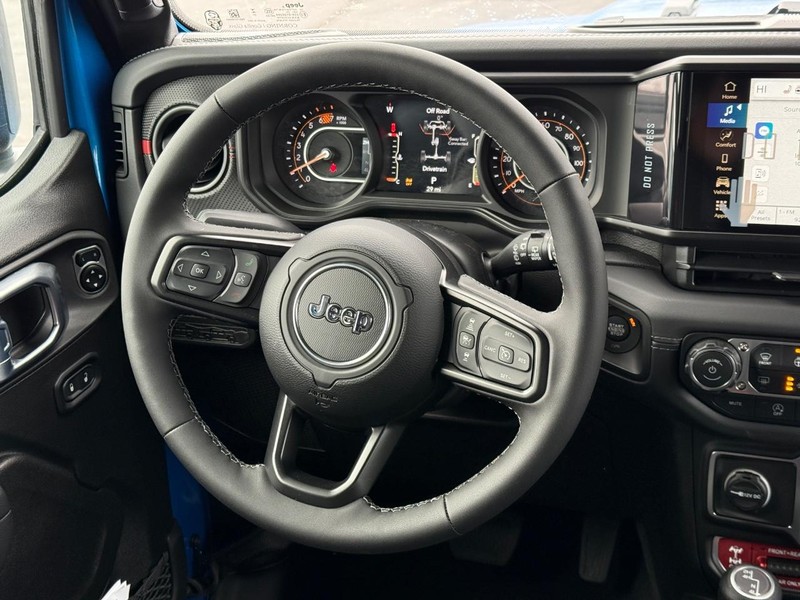 Jeep Wrangler Vehicle Full-screen Gallery Image 8