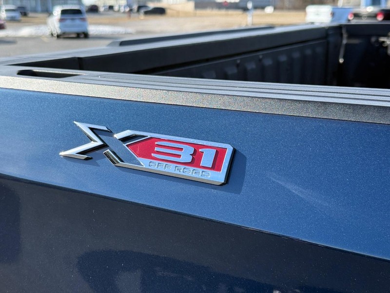 GMC Sierra 1500 Vehicle Full-screen Gallery Image 04