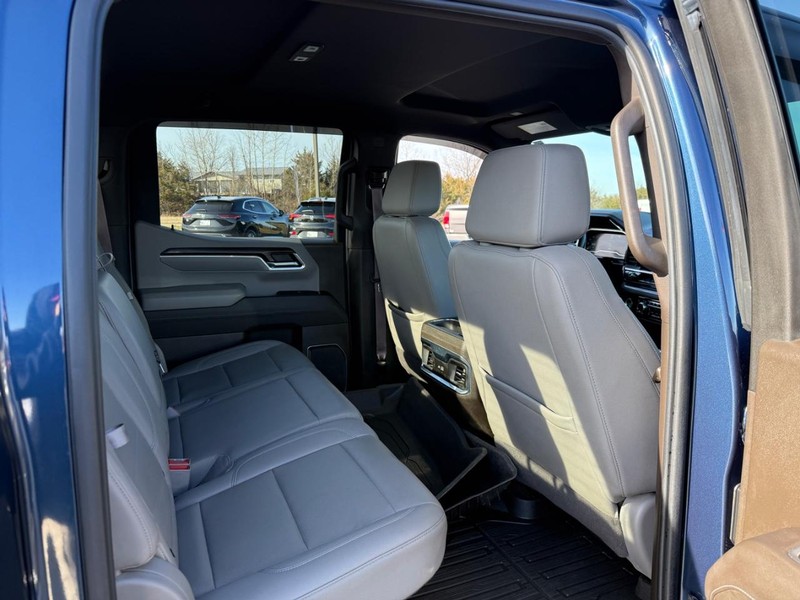 GMC Sierra 1500 Vehicle Full-screen Gallery Image 12
