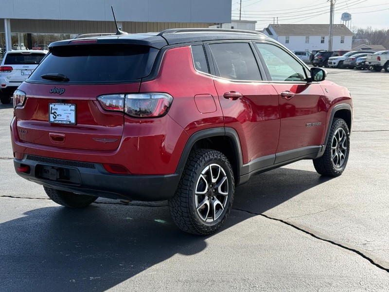 Jeep Compass Vehicle Full-screen Gallery Image 03