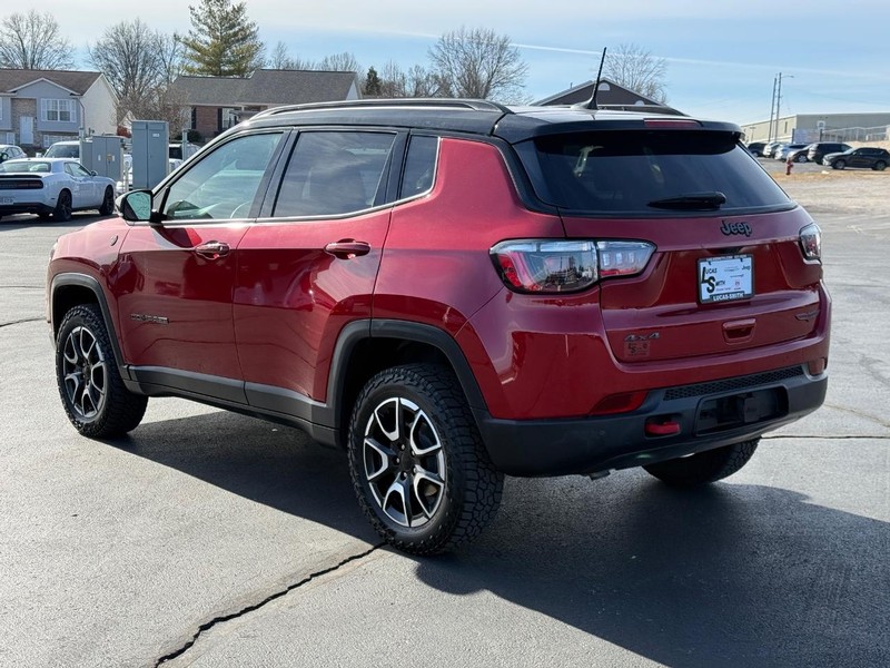 Jeep Compass Vehicle Full-screen Gallery Image 07