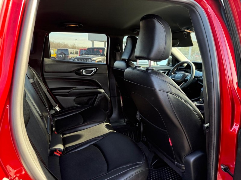 Jeep Compass Vehicle Full-screen Gallery Image 12