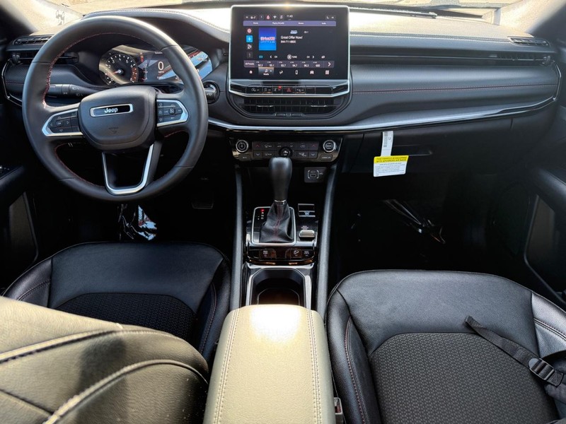 Jeep Compass Vehicle Full-screen Gallery Image 13