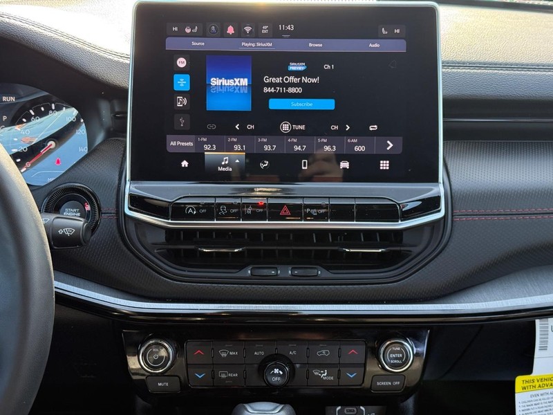 Jeep Compass Vehicle Full-screen Gallery Image 15