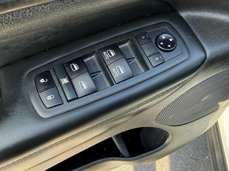 Jeep Grand Cherokee Vehicle Full-screen Gallery Image 14