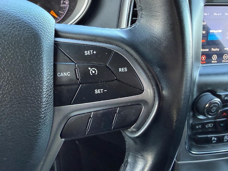 Jeep Grand Cherokee Vehicle Full-screen Gallery Image 17