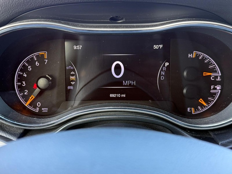 Jeep Grand Cherokee Vehicle Full-screen Gallery Image 18